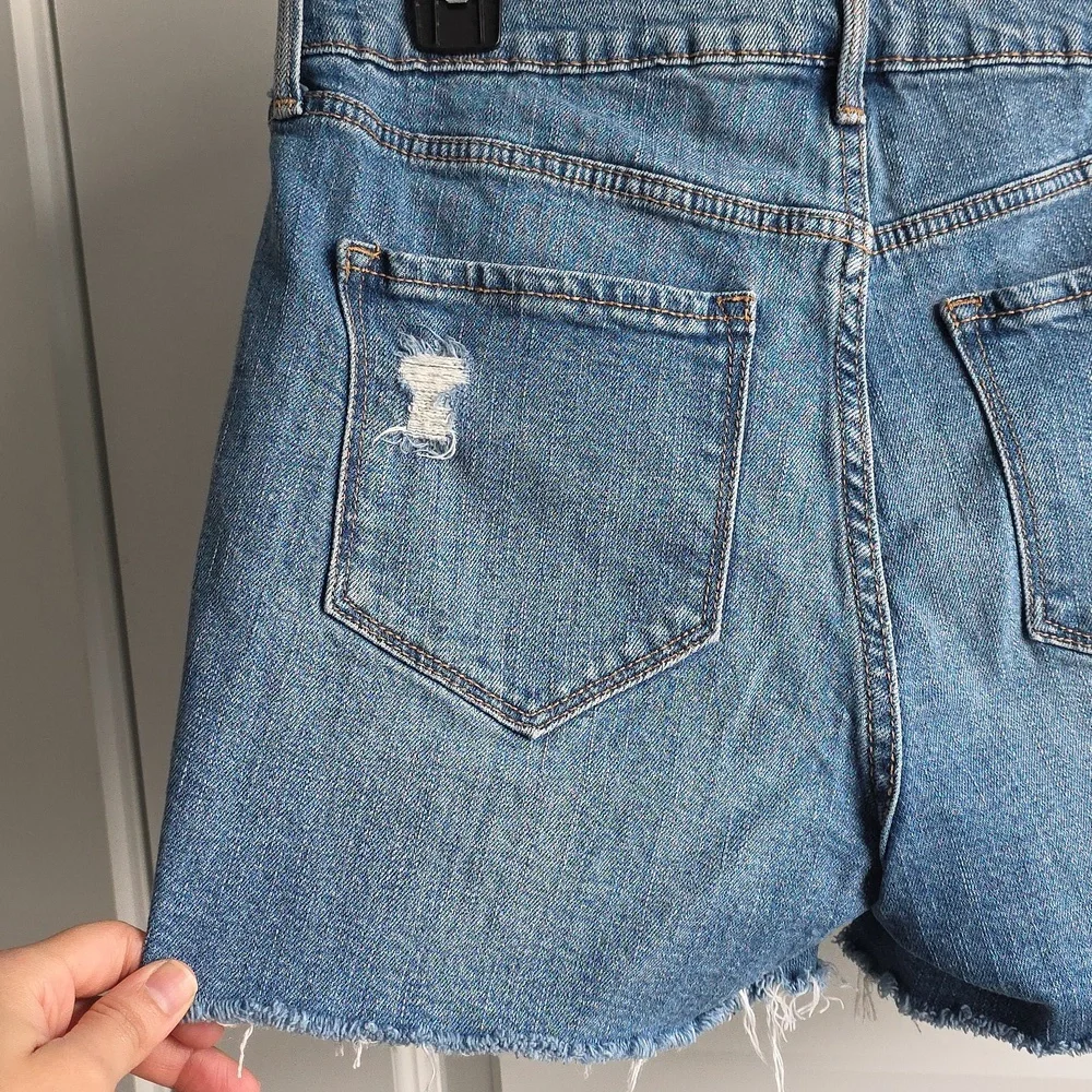 Old Navy Light Blue High Rise Distressed Jean Shorts Size 6 G142